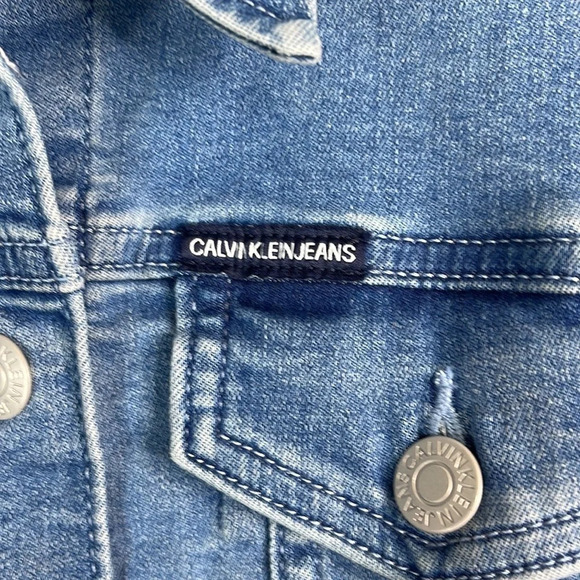 CALVIN KLEIN Blue Light Wash Denim Jean Jacket Crochet Flower Cropped Size S - Picture 6 of 13